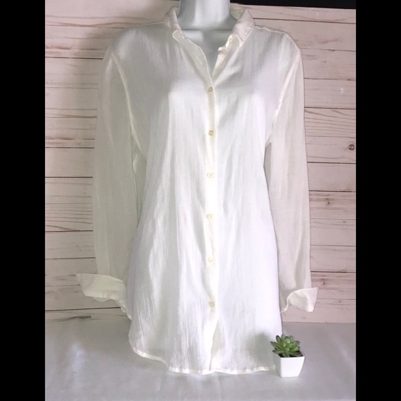 LOFT Tops - Loft White Bouse , super cute and soft 👚